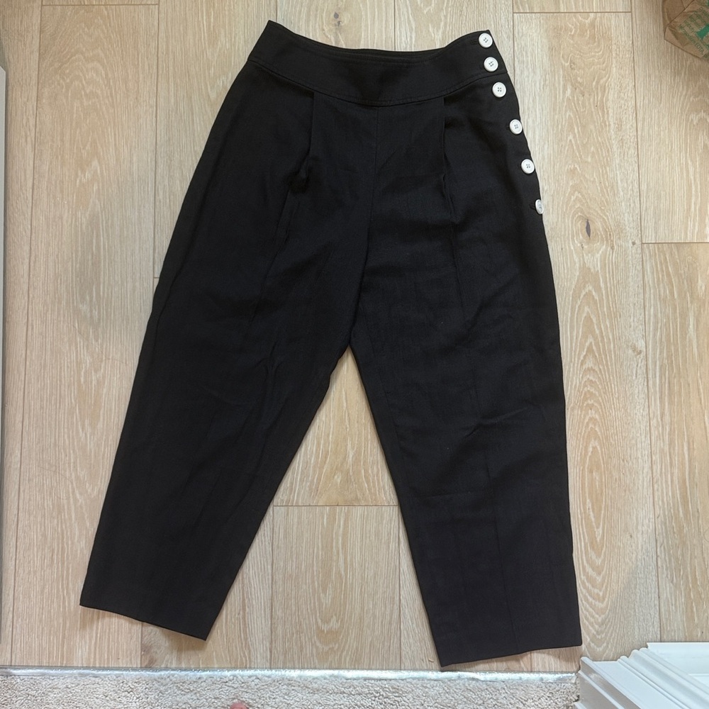 Club Monaco contrast side button linen blend pant. Size 2. Cropped.